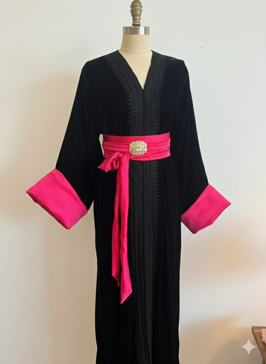 قفطان مغربي راقٍ مطرز باليد