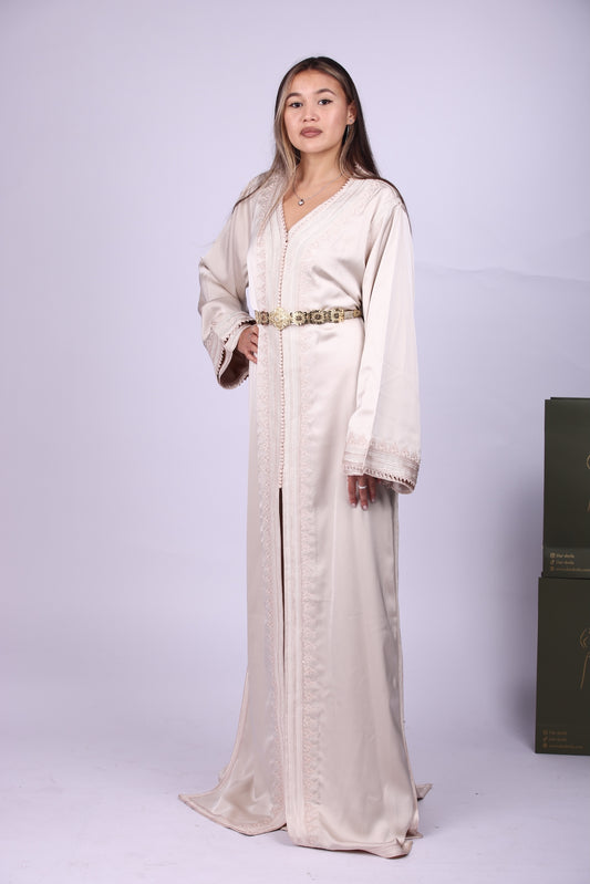 قفطان "نيود" حريري بتطريز ملكي ناعم