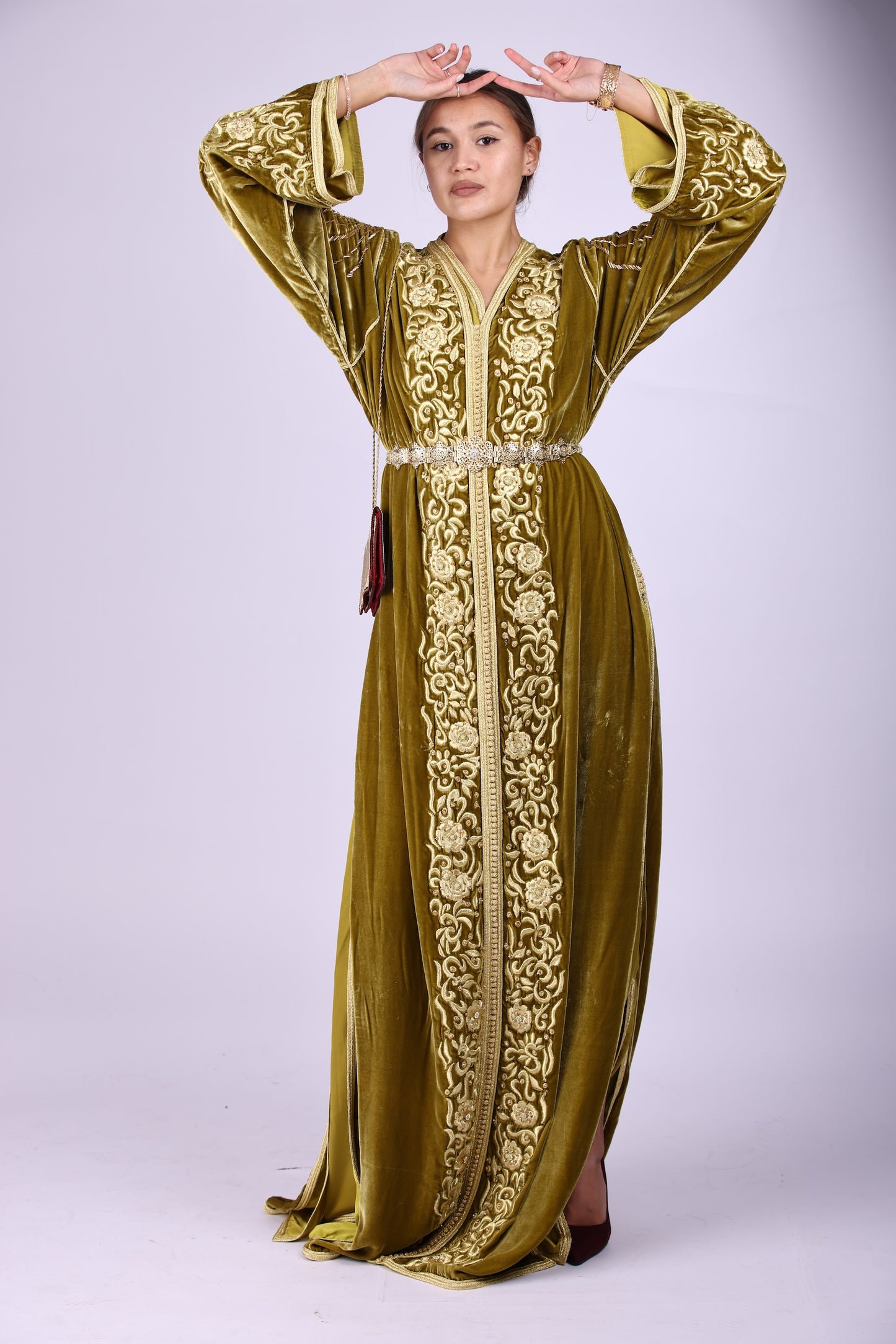 Royal kaftan. قفطان مخمل ملكي مطرز بـ "المجبود" الذهبي الأصيل