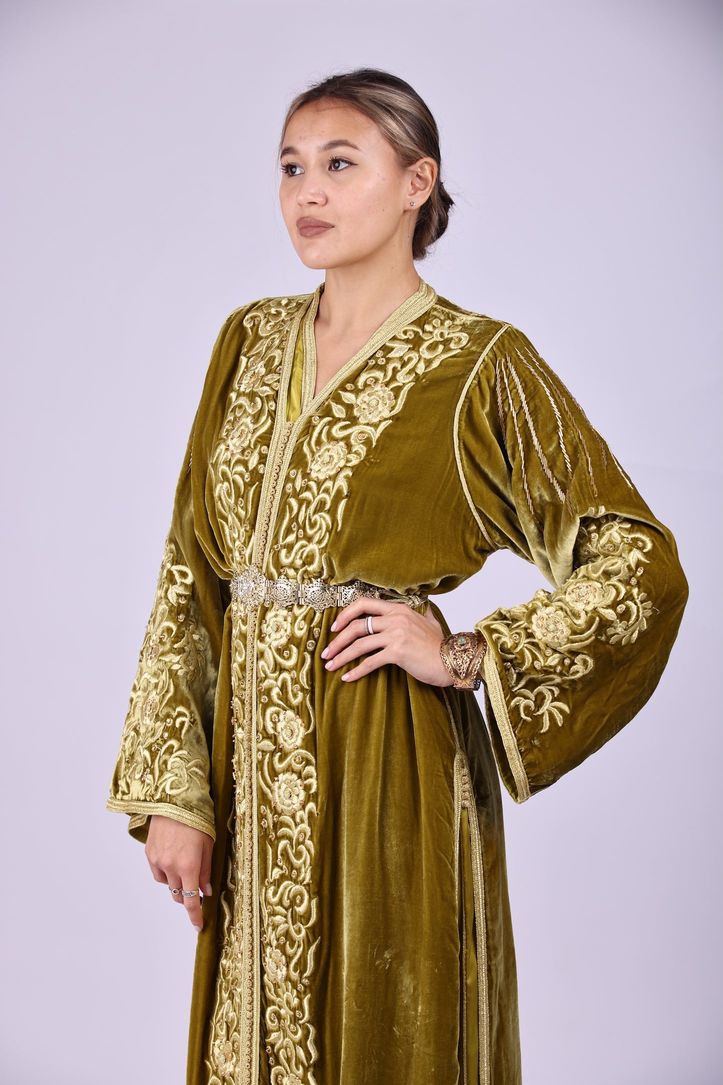 Royal kaftan. قفطان مخمل ملكي مطرز بـ "المجبود" الذهبي الأصيل