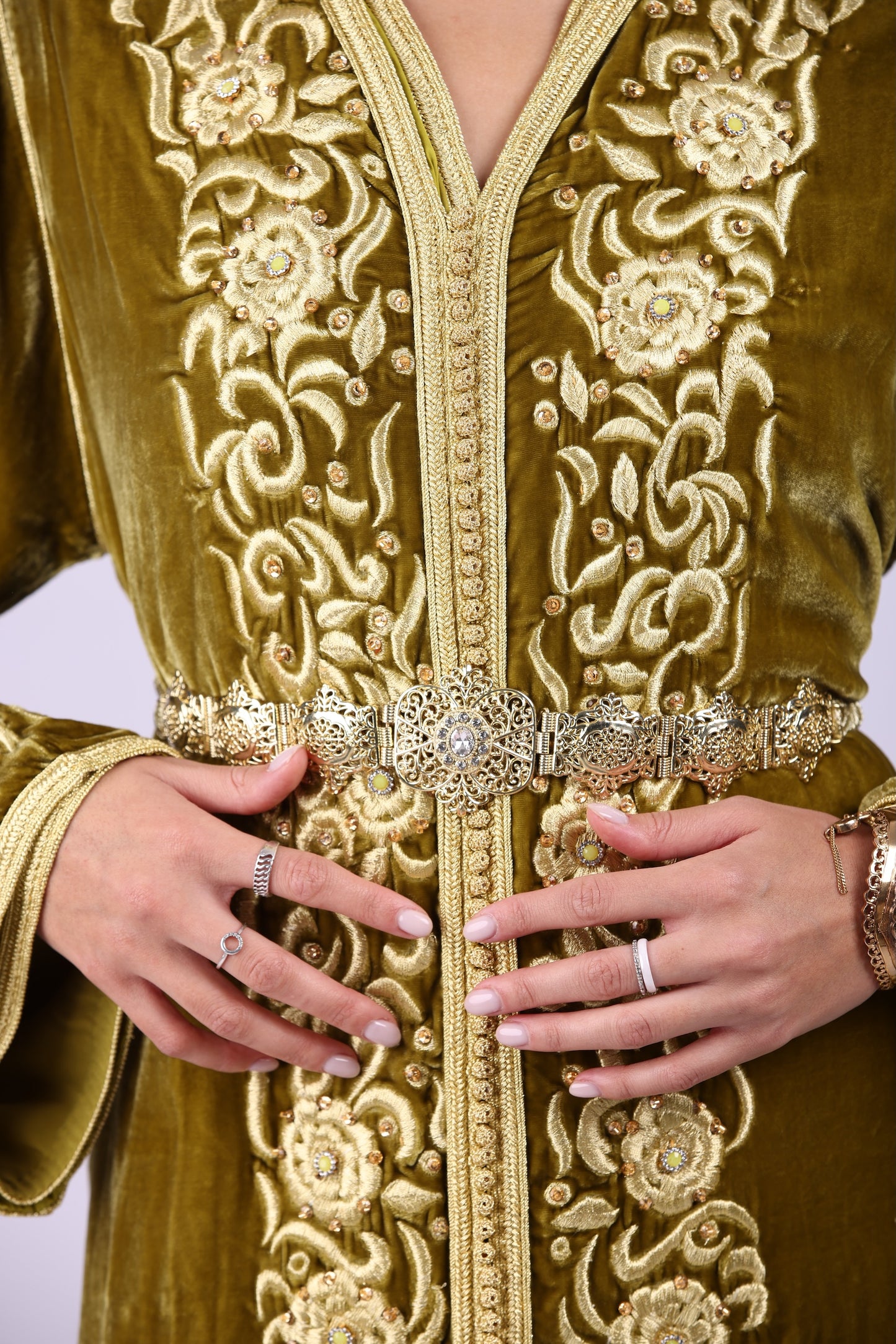 Royal kaftan. قفطان مخمل ملكي مطرز بـ "المجبود" الذهبي الأصيل