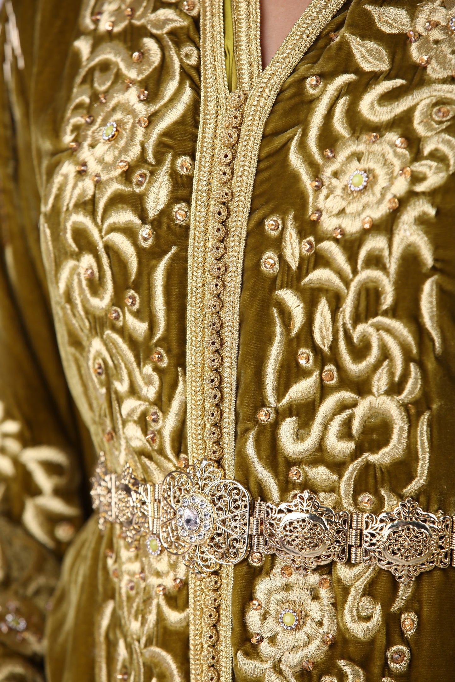 Royal kaftan. قفطان مخمل ملكي مطرز بـ "المجبود" الذهبي الأصيل