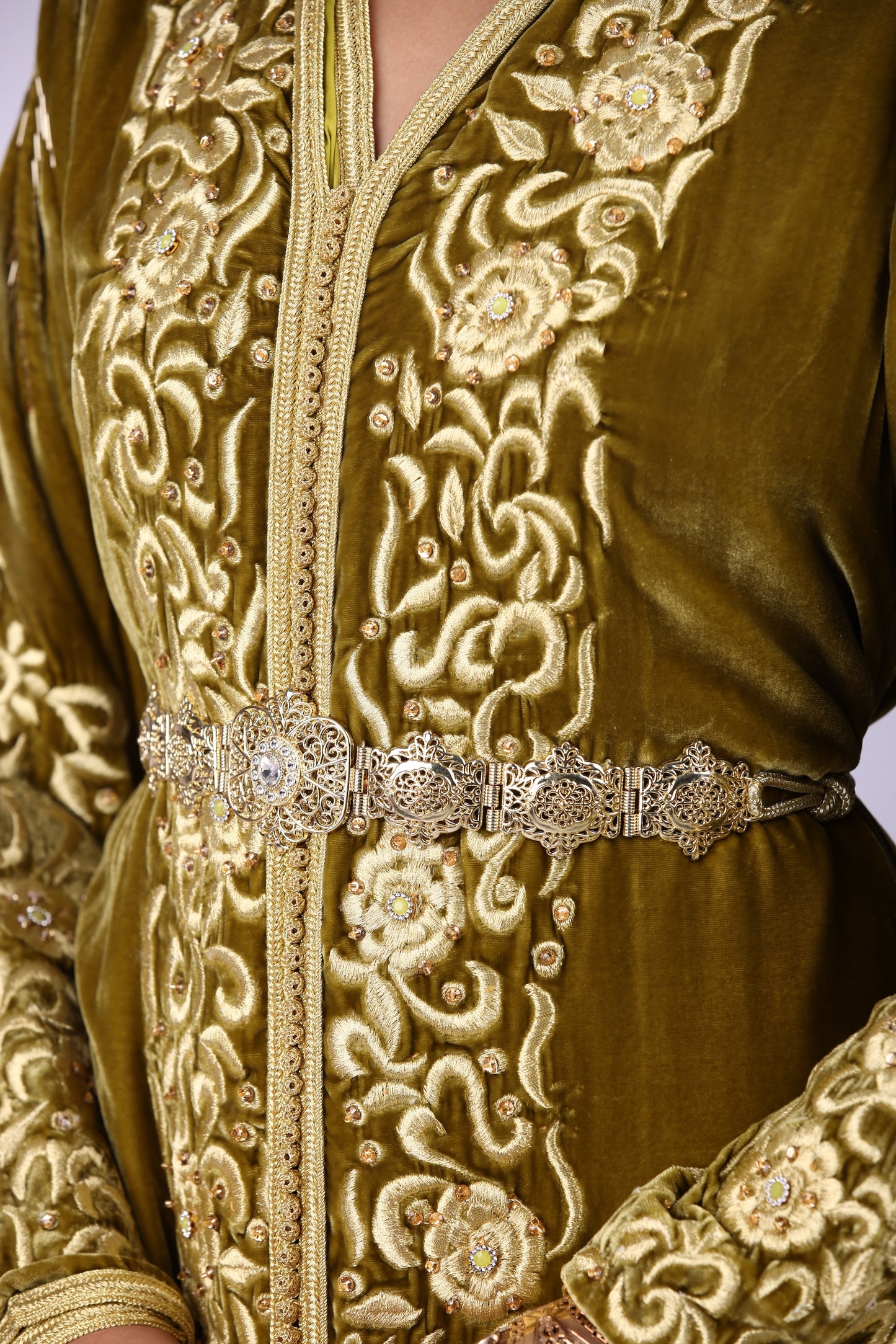 Royal kaftan. قفطان مخمل ملكي مطرز بـ "المجبود" الذهبي الأصيل