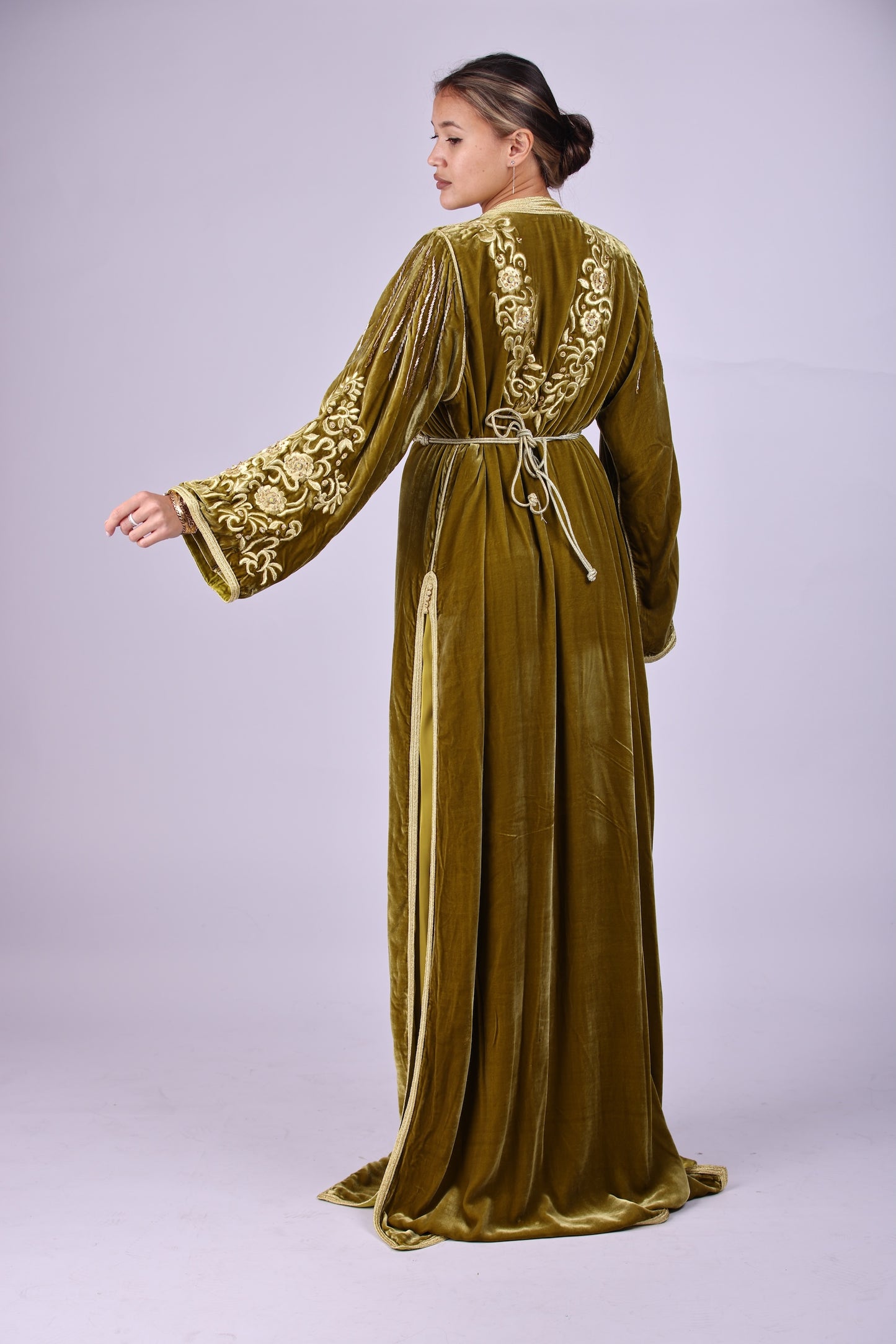 Royal kaftan. قفطان مخمل ملكي مطرز بـ "المجبود" الذهبي الأصيل