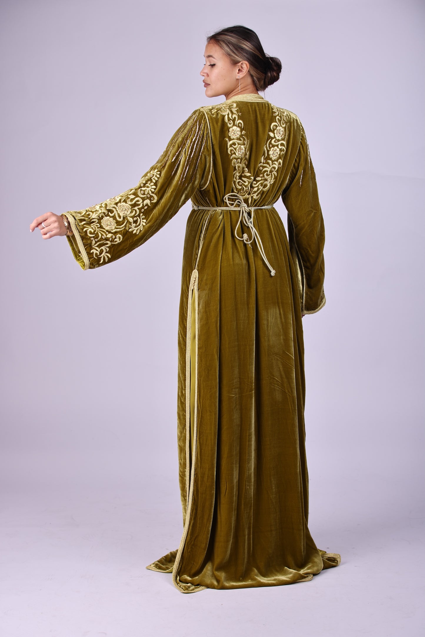 Royal kaftan. قفطان مخمل ملكي مطرز بـ "المجبود" الذهبي الأصيل