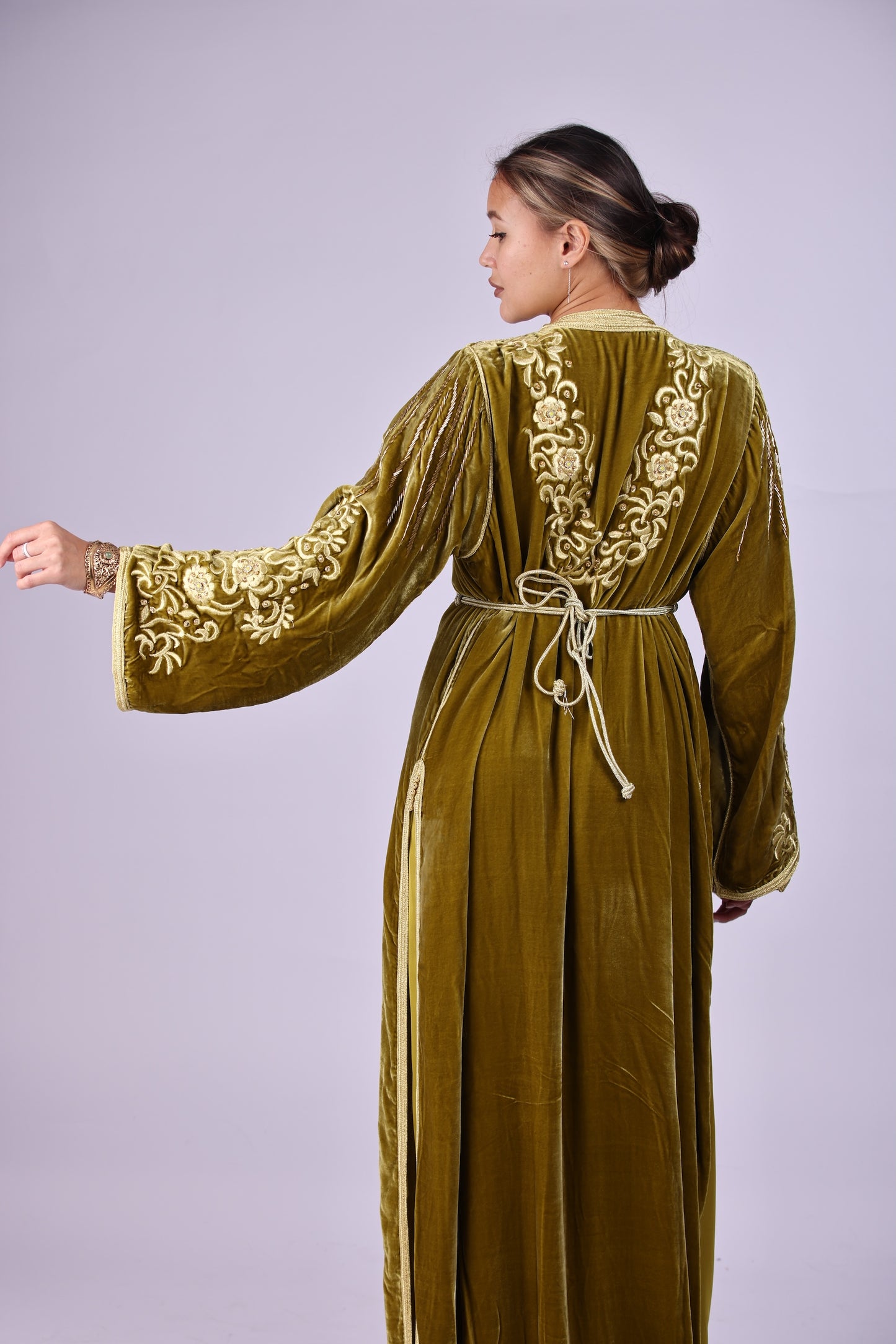 Royal kaftan. قفطان مخمل ملكي مطرز بـ "المجبود" الذهبي الأصيل