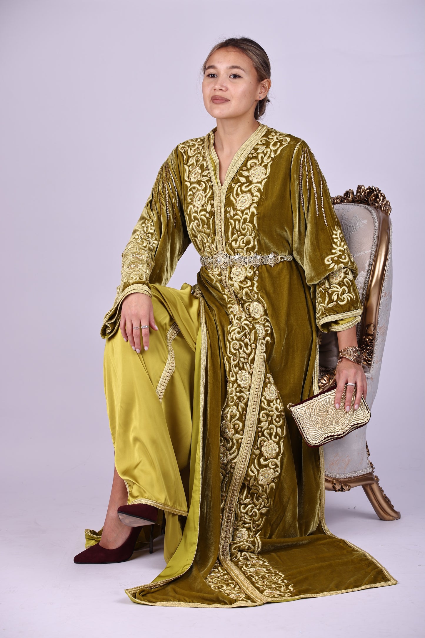 Royal kaftan. قفطان مخمل ملكي مطرز بـ "المجبود" الذهبي الأصيل