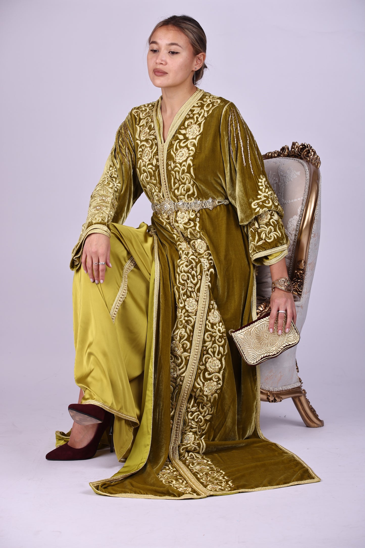 Royal kaftan. قفطان مخمل ملكي مطرز بـ "المجبود" الذهبي الأصيل