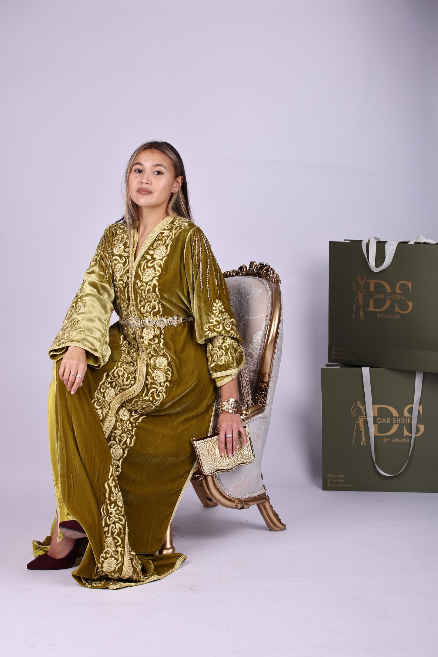 Royal kaftan. قفطان مخمل ملكي مطرز بـ "المجبود" الذهبي الأصيل