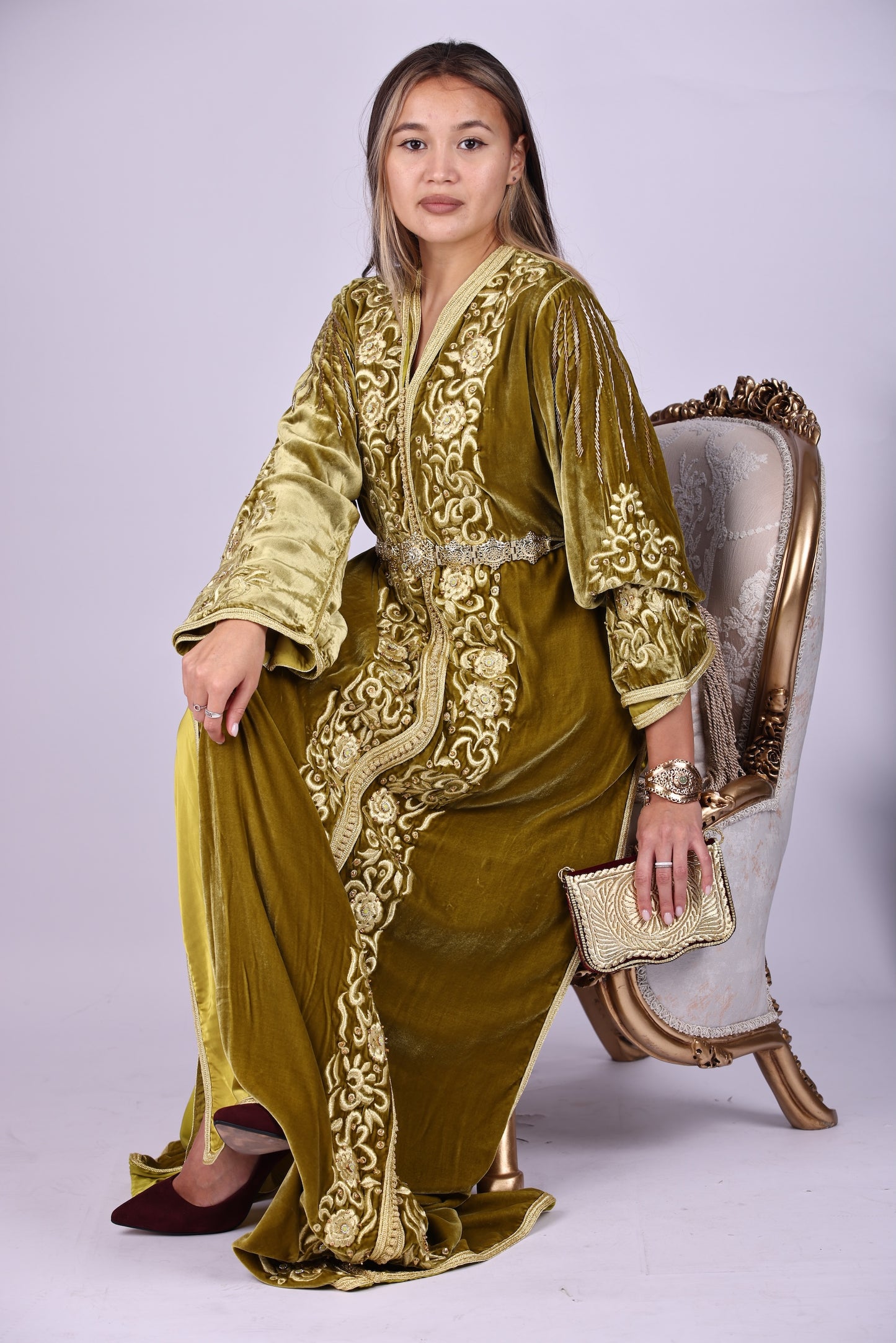 Royal kaftan. قفطان مخمل ملكي مطرز بـ "المجبود" الذهبي الأصيل