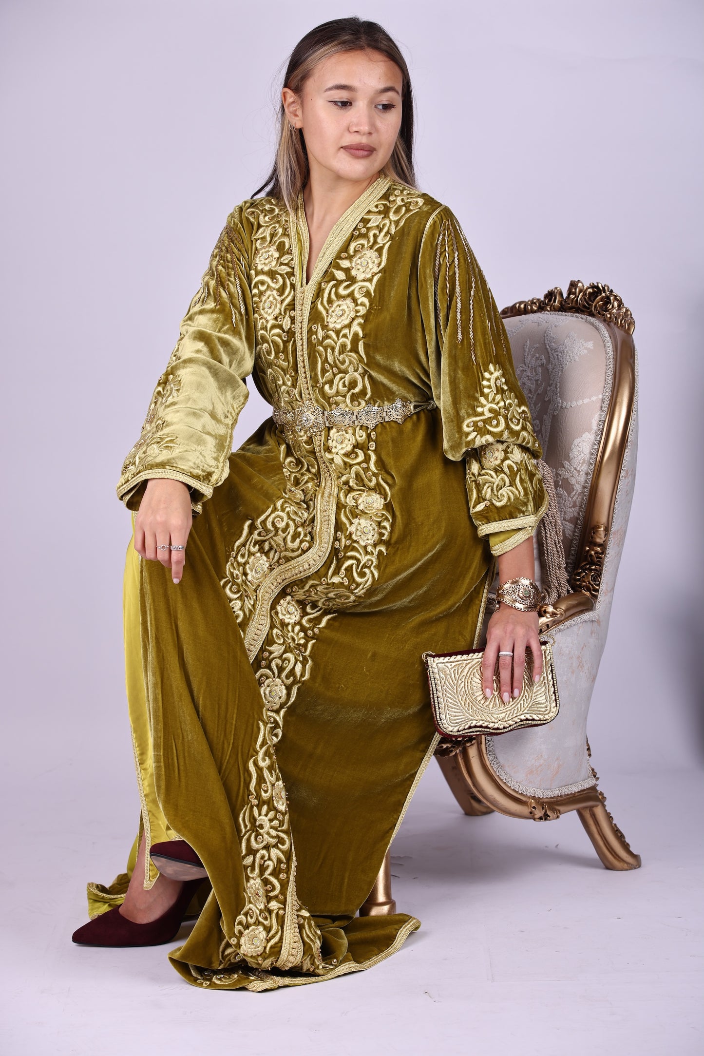 Royal kaftan. قفطان مخمل ملكي مطرز بـ "المجبود" الذهبي الأصيل