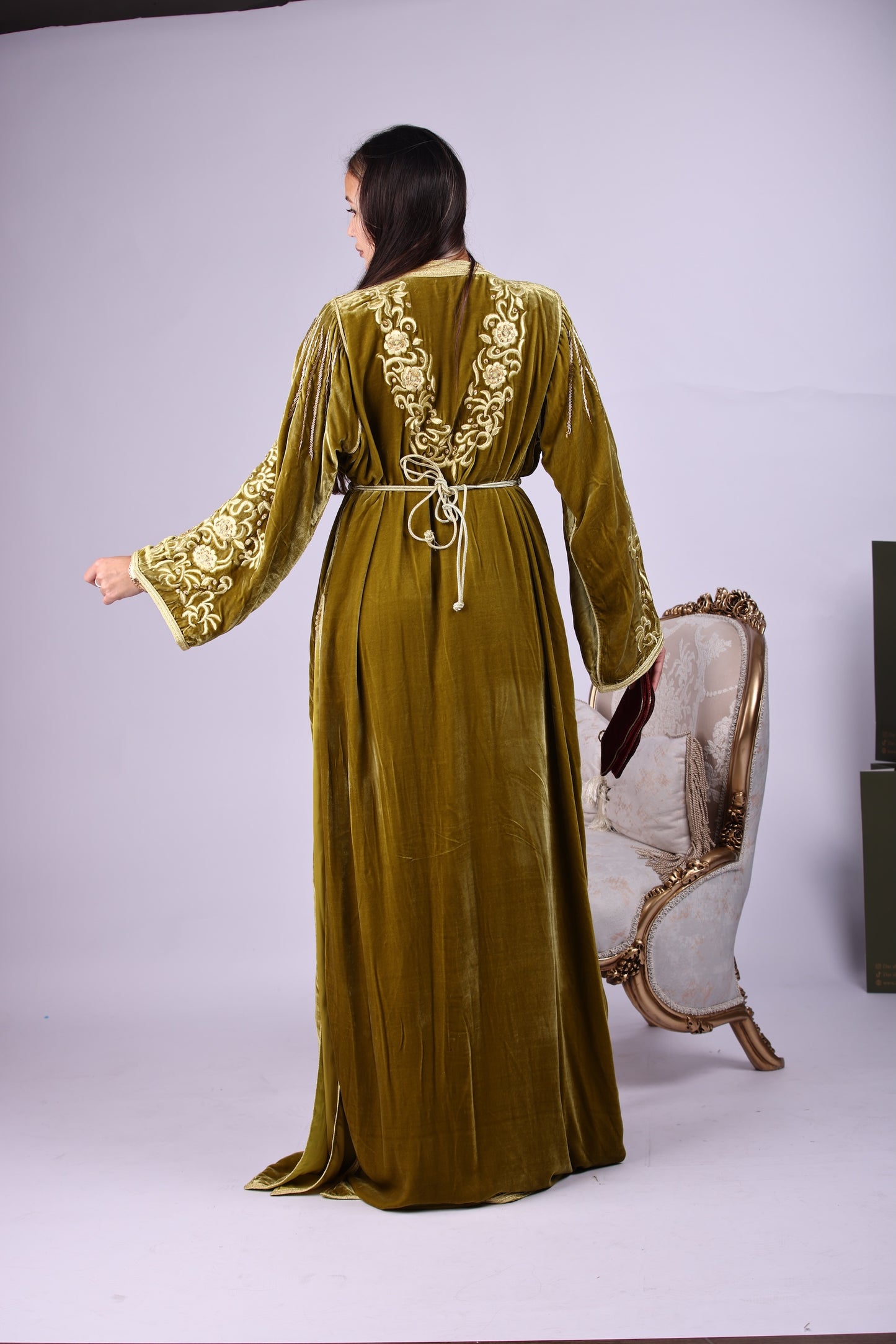 Royal kaftan. قفطان مخمل ملكي مطرز بـ "المجبود" الذهبي الأصيل