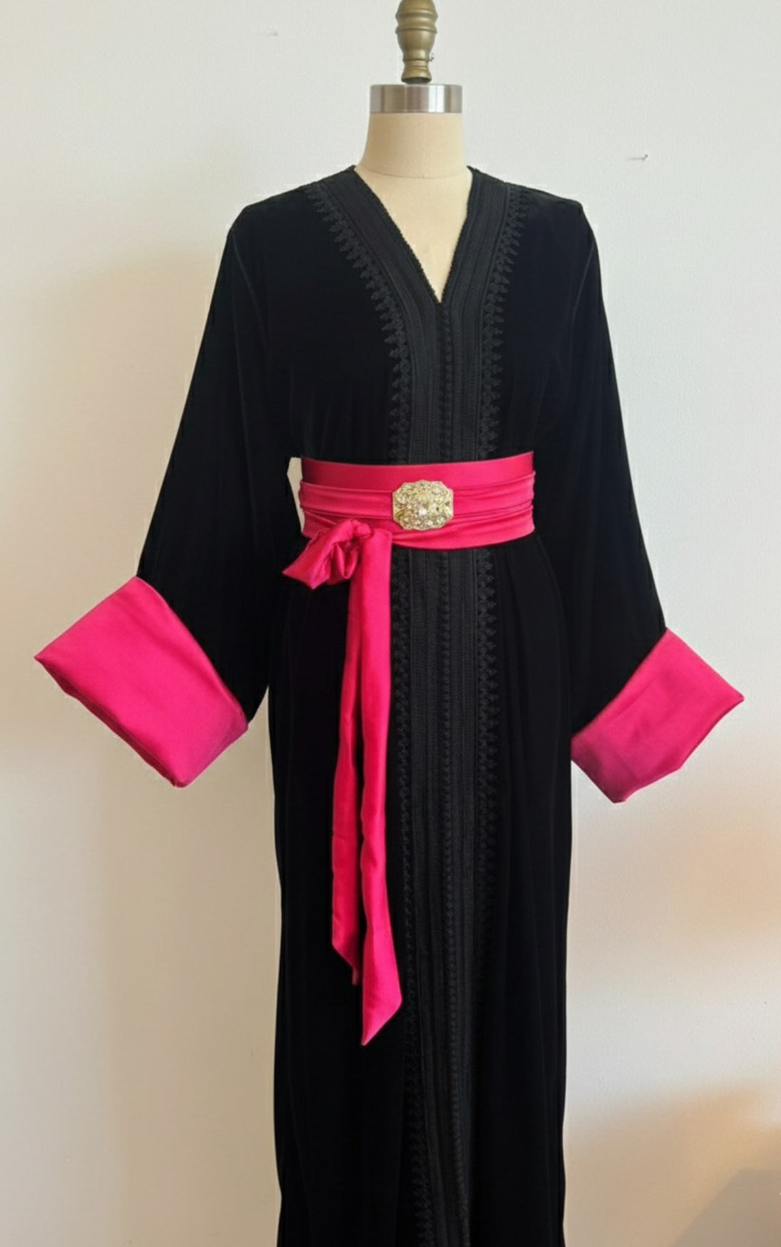 قفطان مغربي راقٍ مطرز باليد