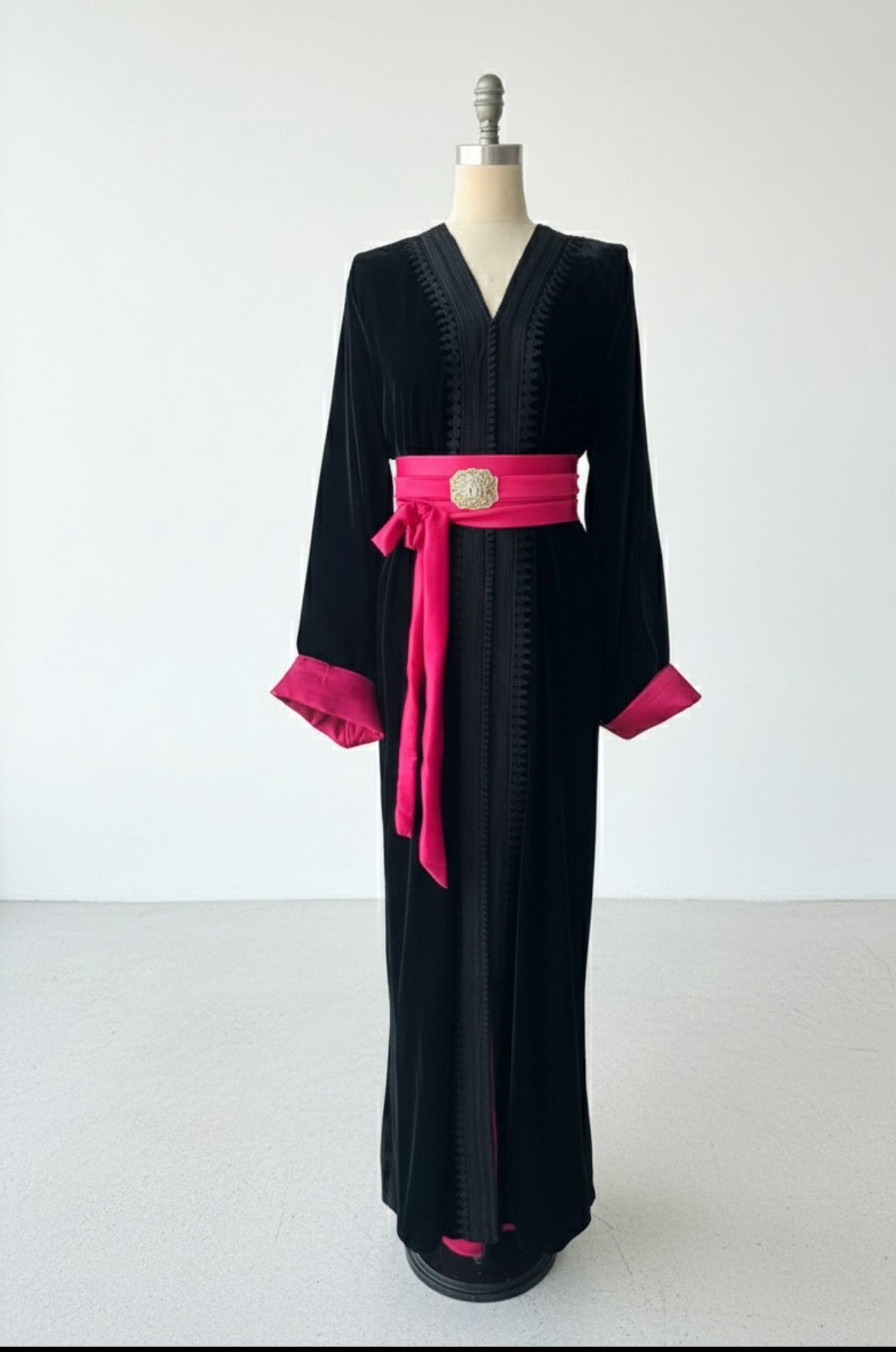 قفطان مغربي راقٍ مطرز باليد